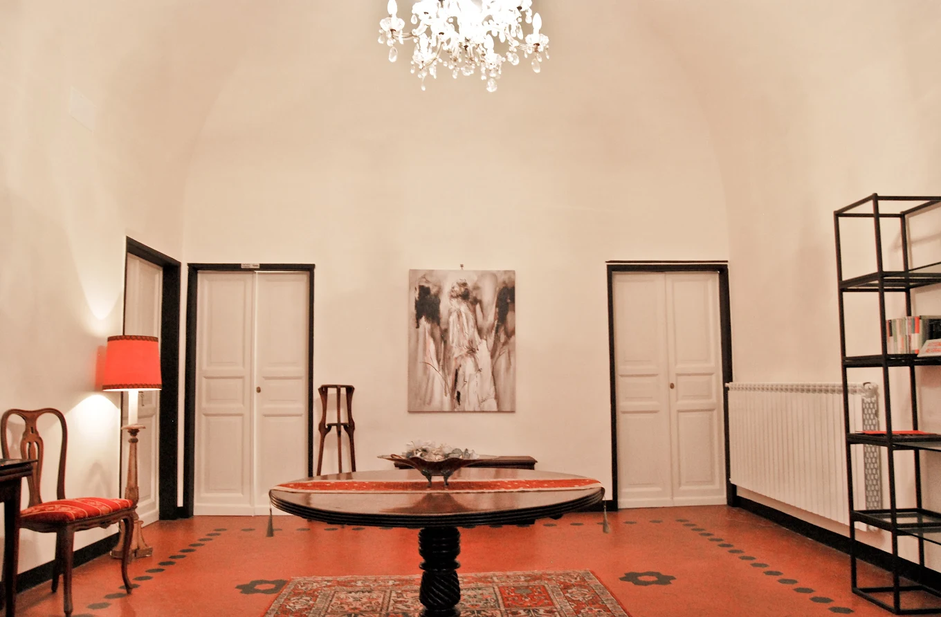 Sala comune con lampadario in cristallo e soffitto a volta